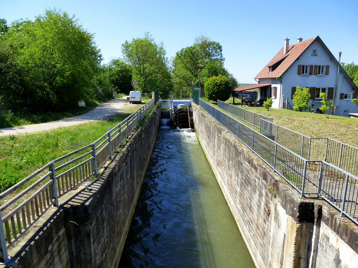 Hirtzfelden, Schleusenkammer und Schleusenwrterhaus am alten Rhein-Rhone-Kanal, Mai 2018