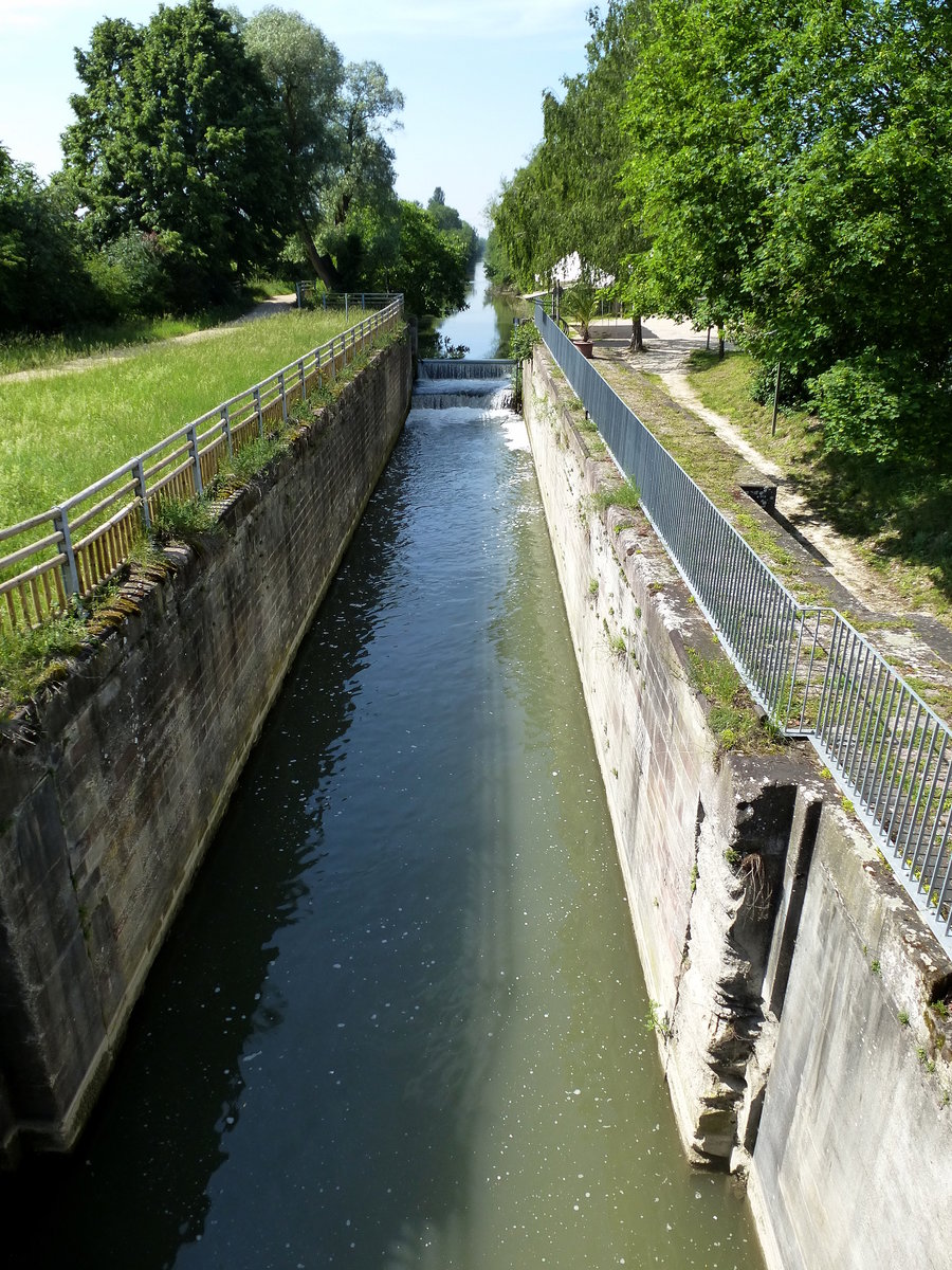 Hirtzfelden, stillgelegte Schleusenkammer am alten Rhein-Rhone-Kanal, Mai 2018