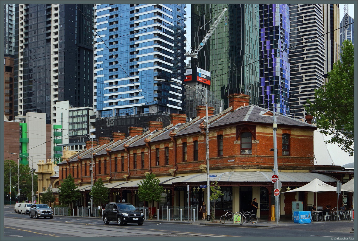 Historische Gebude des Queen Victoria Market vor den modernen Hochhusern im Stadtzentrum von Melbourne. (28.12.2019)