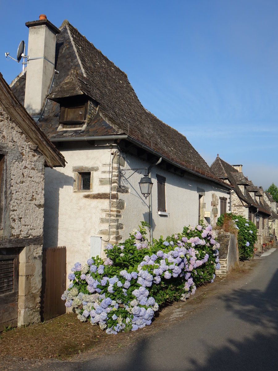 Historische Huser in der Grande Rue der Gemeinde Saint-Parthem (30.07.2018)