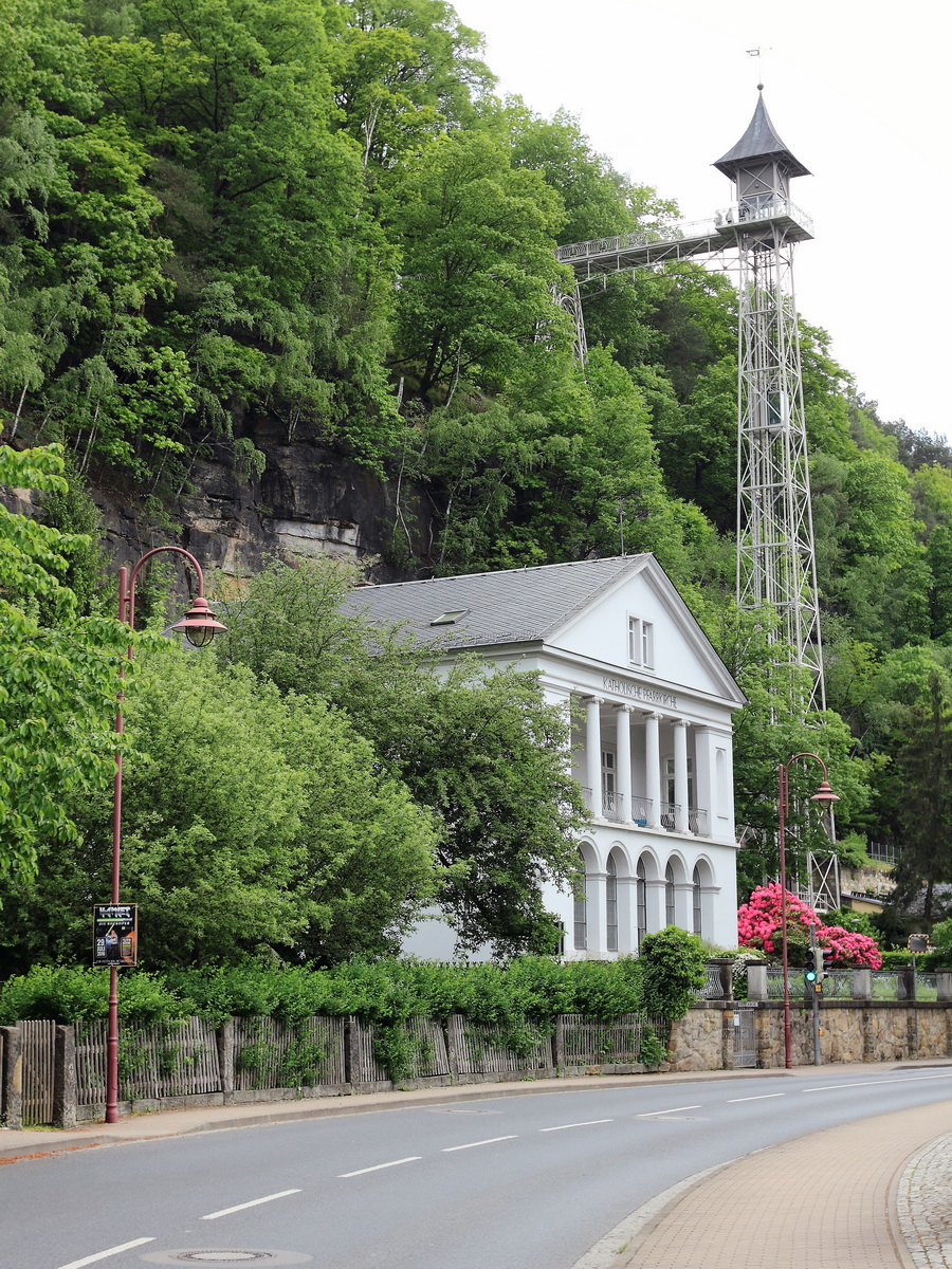 Historischer Personenaufzug von 1904  in Bad Schandau an der Rudolf-Sendig-Strae am 21. Mai 2016