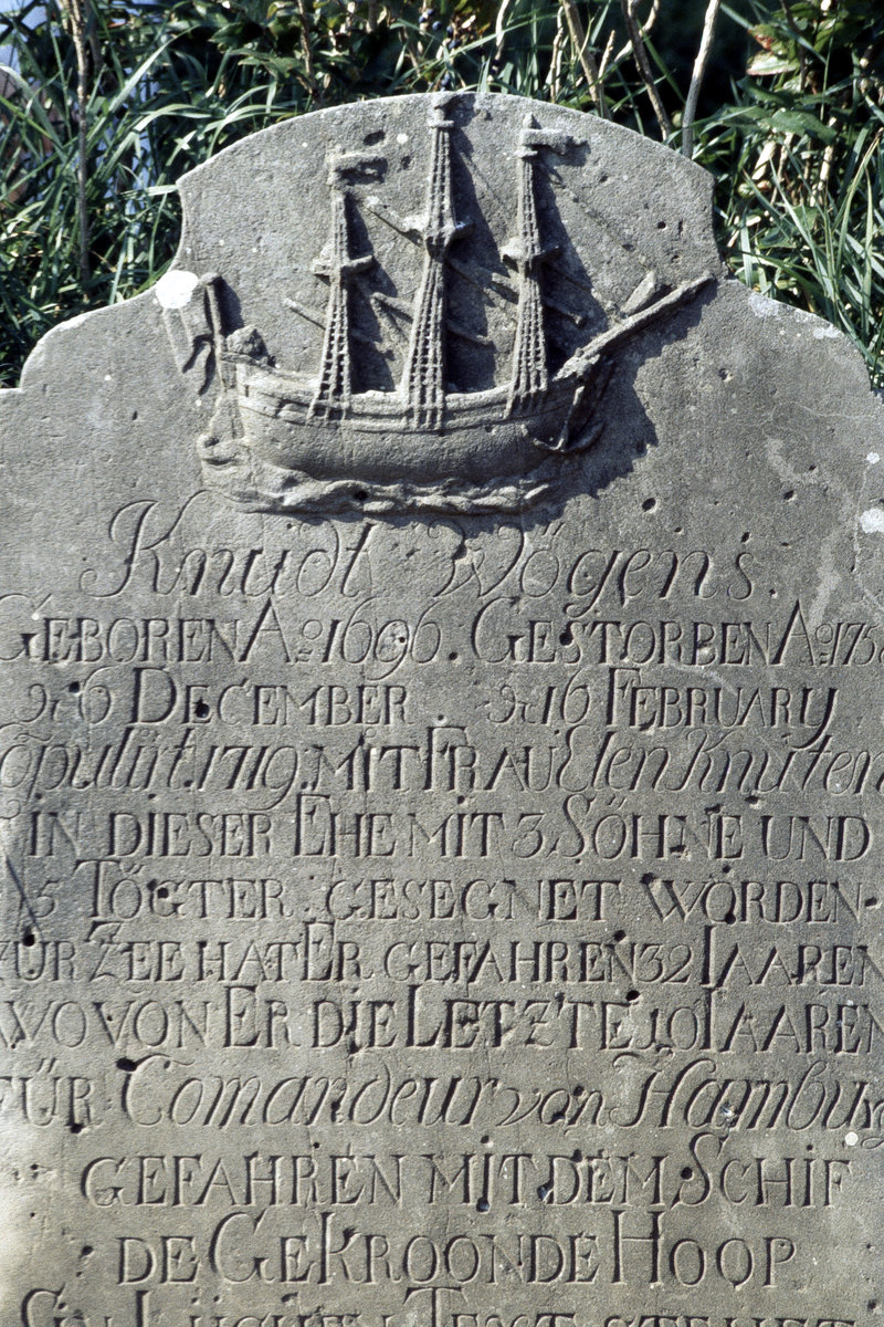 Historisches Grabstein am St. Clemens Friedhof auf der Insel Amrum. Bild vom Dia. Aufnahme: August 1999. Mit dem Begriff Sprechende  Grabsteine werden mancherorts in Nordfriesland Grab- oder Gedenksteine und Stelen bezeichnet, deren Inschriften aus bzw. vom Leben der Verstorbenen Zeugnis ablegen und / oder Bibelzitate enthalten