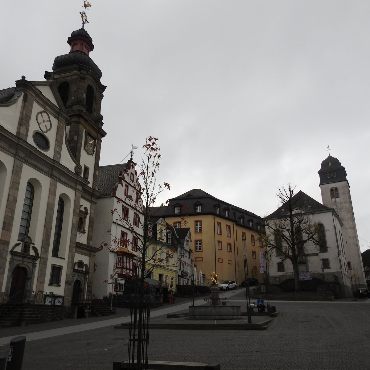 HISTORISCHES HACHENBURG/WW AM ALTEN MARKT
Gleich 4 bedeutende historische Gebude rund um den ALTEN MARKT in Hachenburg:
-die rmisch-katholische Kirche  Maria Himmelahrt  aus der 1. Hlfte des 18. Jahrhunderts,links,
-direkt daneben das  STEINERNE HAUS  aus dem 15. Jhdt.als Gasthaus  Krone  ltestes steinernes
 Gasthaus Deutschlands
-berragt vom Schloss,als Burg der Grafen von SAYN 1212 vollendet und nach dem groen Stadtbrand
 1654 als Barockschloss wiederaufgebaut
-die Schlosskirche entstand im spten 15. Jahrhundert.....
Zu jeder Jahreszeit sehenswert,hier am 6.11.2017