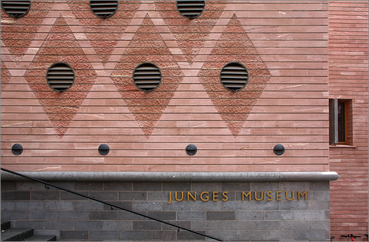 Historisches Museum Frankfurt -

Fertigstellung, 2017, Architekten: Lederer, Ragnarsdttir, Oei (Stuttgart)

Detailansicht der kunstvollen Sandsteinfassade des Eingangs- und Verwaltungsgebudes.

21.05.2017 (M)