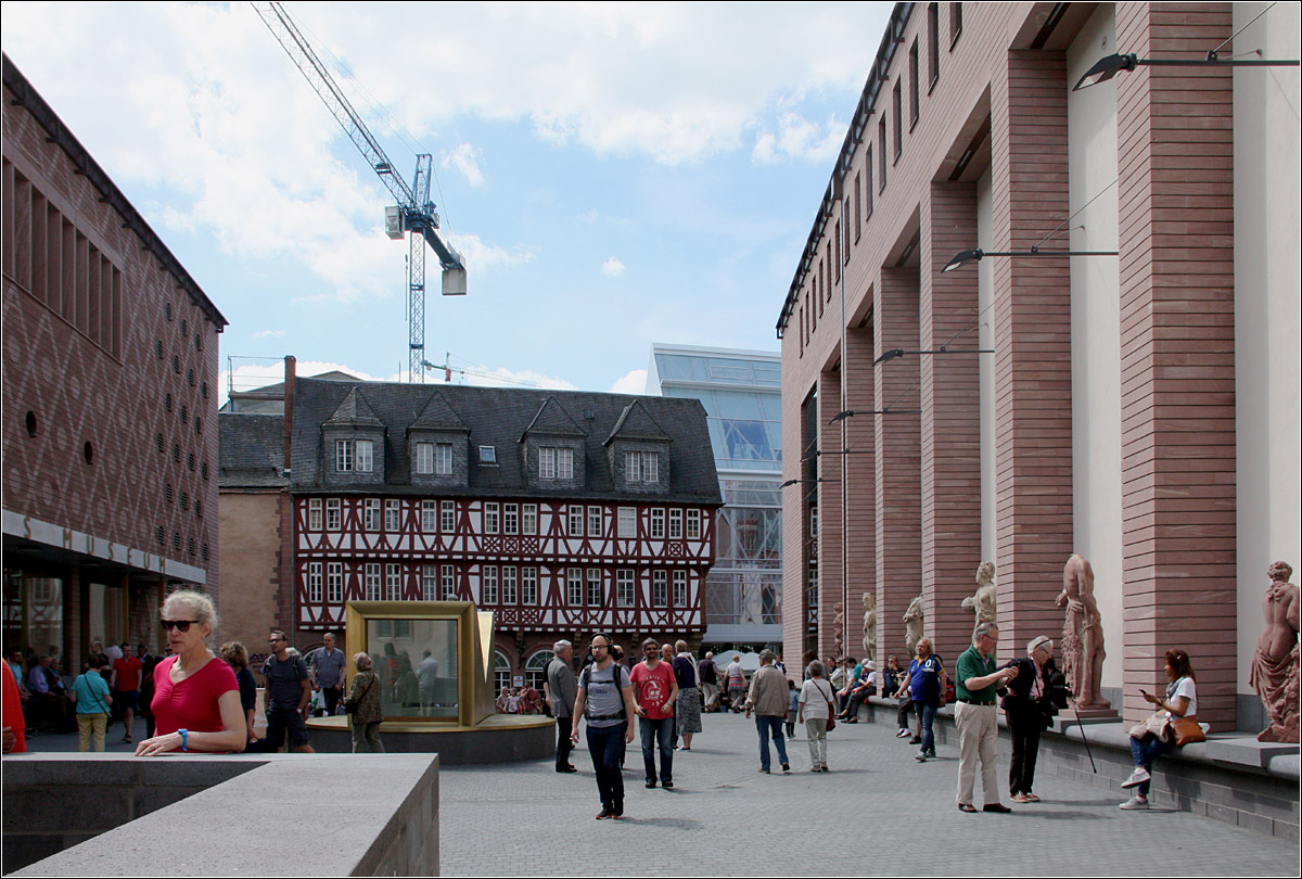 Historisches Museum Frankfurt - 

Fertigstellung: 2017, Architekten: Lederer, Ragnarsdttir, Oei (Stuttgart)

Die beiden Bauteile umschlieen einen neuen stdtischen Platz, der ein gegenberliegendes altes Fachwerkhaus wunderbar in Szene setzt.

21.05.2017 (M)