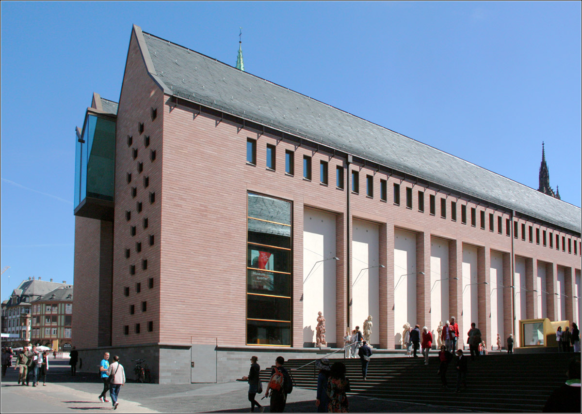 Historisches Museum Frankfurt - 

Fertigstellung: 2017, Architekten: Lederer, Ragnarsdttir, Oei (Stuttgart)

Das eigentliche Ausstellungsgebude des Museums mit groen Ausstellungsflchen auf vier Ebenen. Auen wurden in den Nischen Stelen angebracht. In die oberste Ebene fllt Nordlicht ber verglaste Dachflchen in die Ausstellung. Zudem gibt es hier die lange Reihung der kleinen Fenster. Aus Fluchttreppen und Tore fr die Ausstellungsgegenstnde, hat dieser Bauteil keine weiteren Eingnge. Der Zugang erfolgt unterirdisch vom Eingangs- und Verwaltungsgebude aus.

21.05.2017 (M)