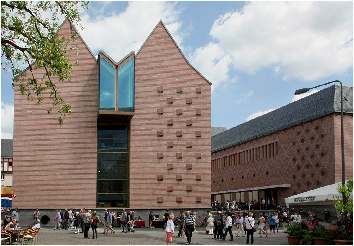 Historisches Museum Frankfurt - 

Fertigstellung: 2017, Architekten: Lederer, Ragnarsdttir, Oei (Stuttgart)

Blick von Westen auf die beiden Bauteile des Museums. Der Baustil lsst sich zeitlich nicht verordnen und hat dadurch vielleicht das Zeug 'zeitlos' zu werden. Links das eigentliche Ausstellungsgebude mit den zwei Giebel und dem verglasten Erker oben. Rechts das Eingangs- und Verwaltungsgebude. Beide Bauteile sind unter dem Platz miteinander verbunden. Dort findet sich die Garderobe und Toiletten, sowie ein Caf mit Auenbereich.
Whrend der Bauarbeiten wurde eine alte Hafermauer aus der Zeit der Staufer entdeckt, die Planungen mussten verndert werden, die alte Hafenmauer freigelegt und als zustzliche Attraktion integriert. 

21.05.2017 (M)