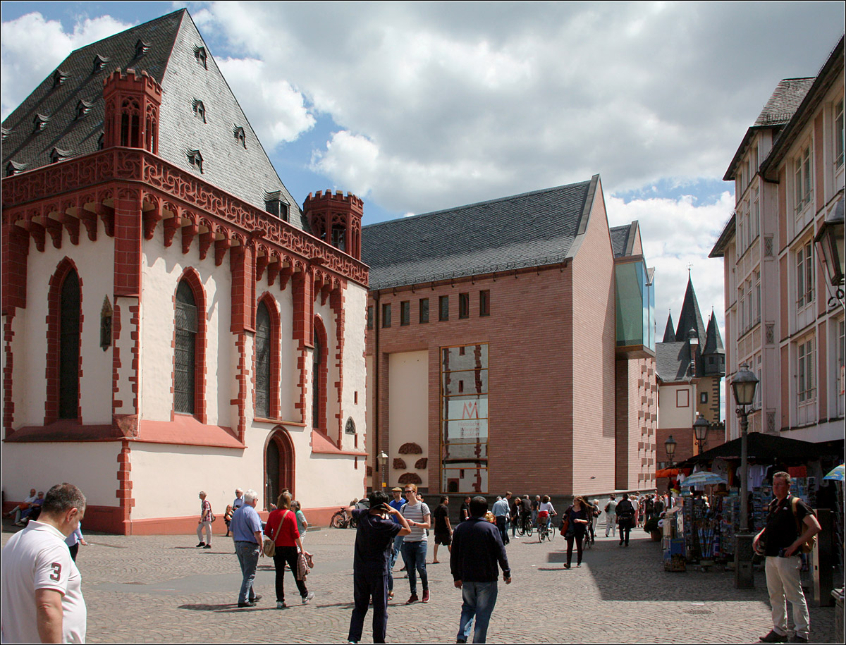 Historisches Museum Frankfurt - 

Fertigstellung: 2017, Architekten: Lederer, Ragnarsdttir, Oei (Stuttgart)

Blick vom Rmerberg an der Nikolaikirche vorbei auf das neue Museum. Obwohl nicht historisierend passt sehr der Neubau sehr gut in die historische Situation ein. Der Vorgngerbau war ein moderne Sichtbetonbau aus dem Jahr 1971, ein typischer Vertreter seine Zeit. In Richtung Main schlieen sich historische Altbauten an, die ebenfalls zum Museum gehren und von anderen Architekten ebenfalls neu gestaltet wurden.

21.05.2017 (M)