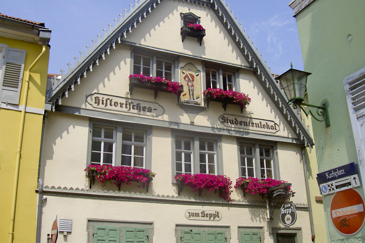 Historisches Studentenlokal zum Sepp'l am Karlsplatz in Heidelberg. Aufnahme: Juli 2005.