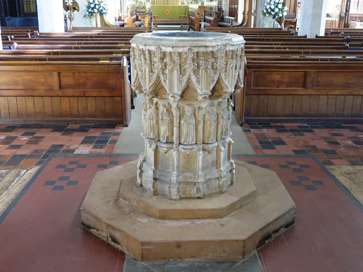 Hitchin, Taufstein von 1470 in der Pfarrkirche St. Mary (09.09.2023)