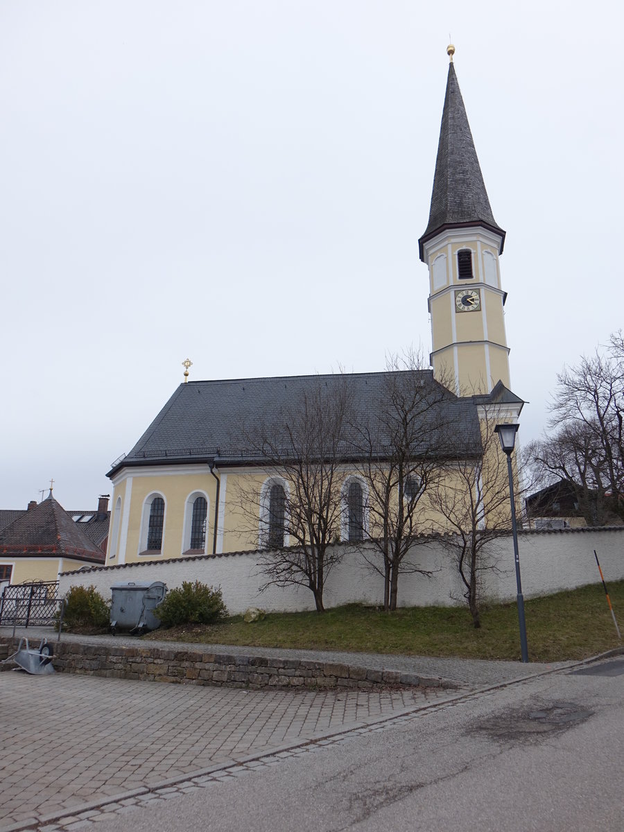 Hittenkirchen, kath. St. Bartholomus Kirche, Saalbau mit Satteldach, Westturm mit Spitzhelm von 1851 und Steinportal von 1792, 
Langhaus zum Teil romanisch, Chor sptgotisch, barocker Ausbau der Kirche Mitte 17. Jahrhundert, Kirchturm von 1701 erbaut durch Hans Mayr d.. (26.02.2017)