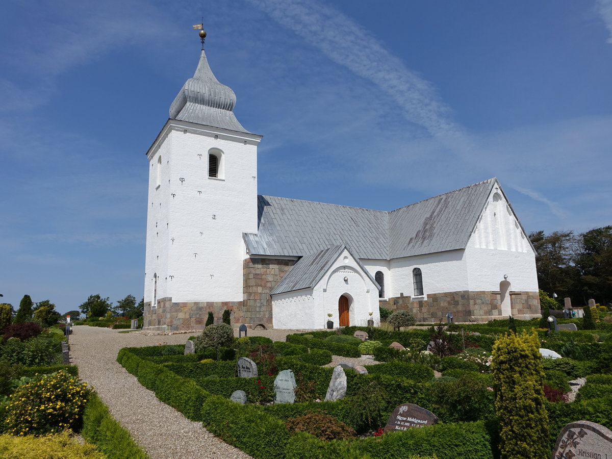 Hjerm, romanische Ev. Kirche, erbaut im 12. Jahrhundert, Westturm von 1450 (25.07.2019)