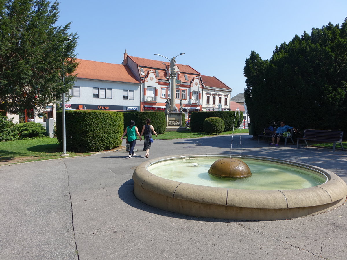 Hlohovec / Freistadt an der Waag, Brunnen und Mariensule am Namesti St. Michala (29.08.2019)