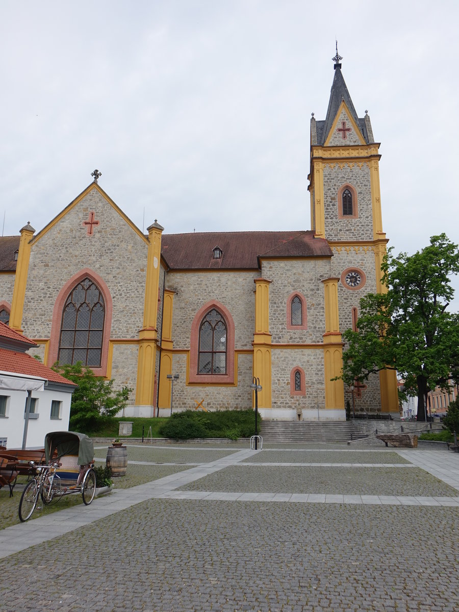 Hluboka nad Vltavou, neugotische Pfarrkirche St. Johannes Nepomuk, erbaut von 1844 bis 1846 durch Franz Beer (26.05.2019)