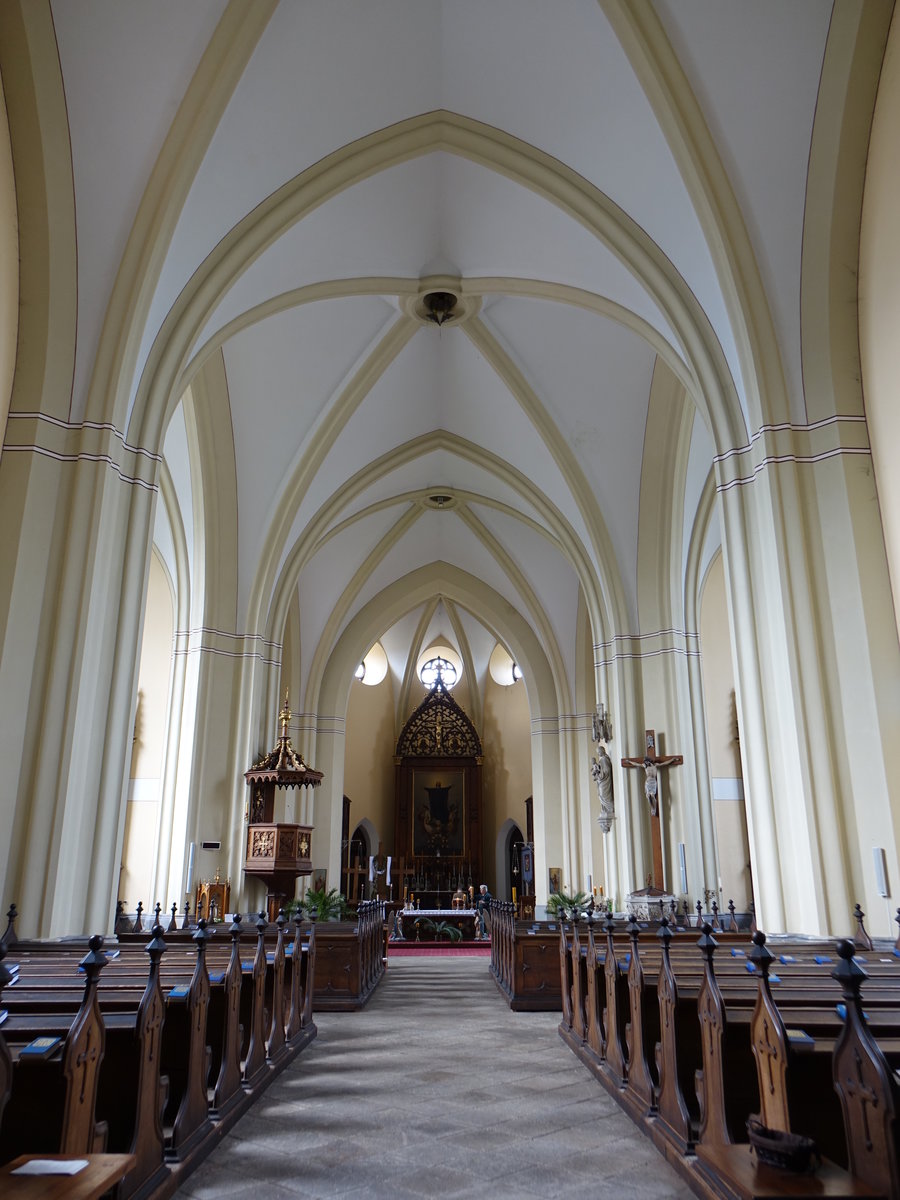 Hluboka nad Vltavou, neugotischer Innenraum der St. Johannes Nepomuk Kirche (26.05.2019)