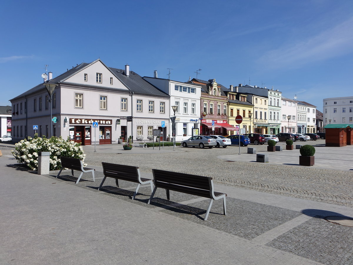 Hlucin / Hultschin, Huser am Hauptplatz Mirove Namesti (02.08.2020)