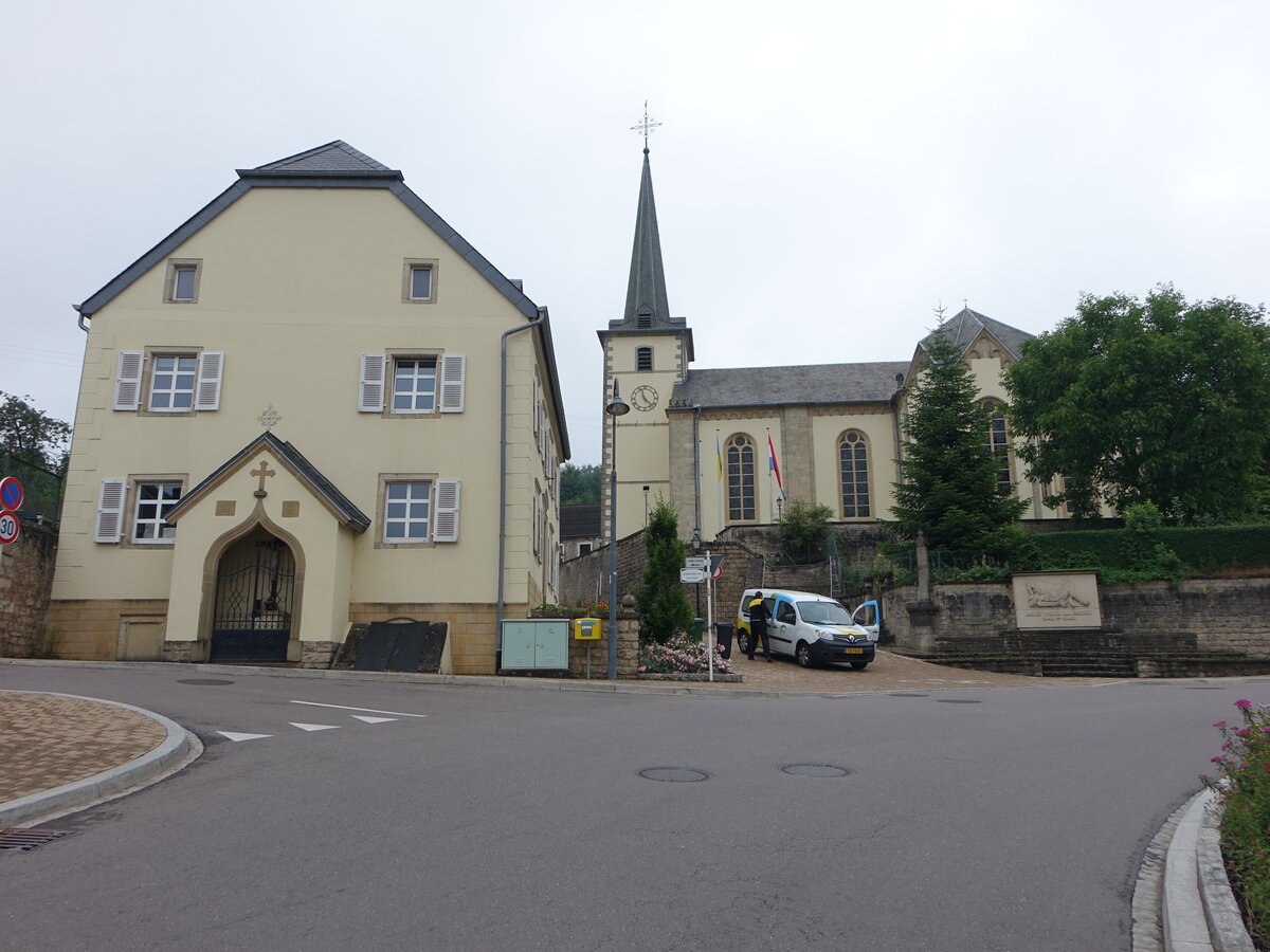 Hobscheid, Pfarrhaus und Pfarrkirche St. Nikolaus (20.06.2022)