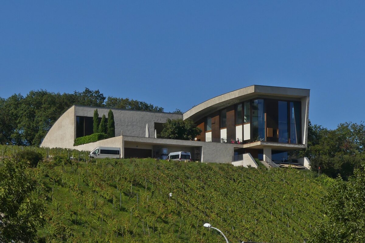 Hoch in den Weinbergen von Schengen an der Mosel, im Dreilndereck, Frankreich - Luxemburg - Deutschland, liegt das Domaine Henri Ruppert, (Weingut und Weinkellerei). 09.2023