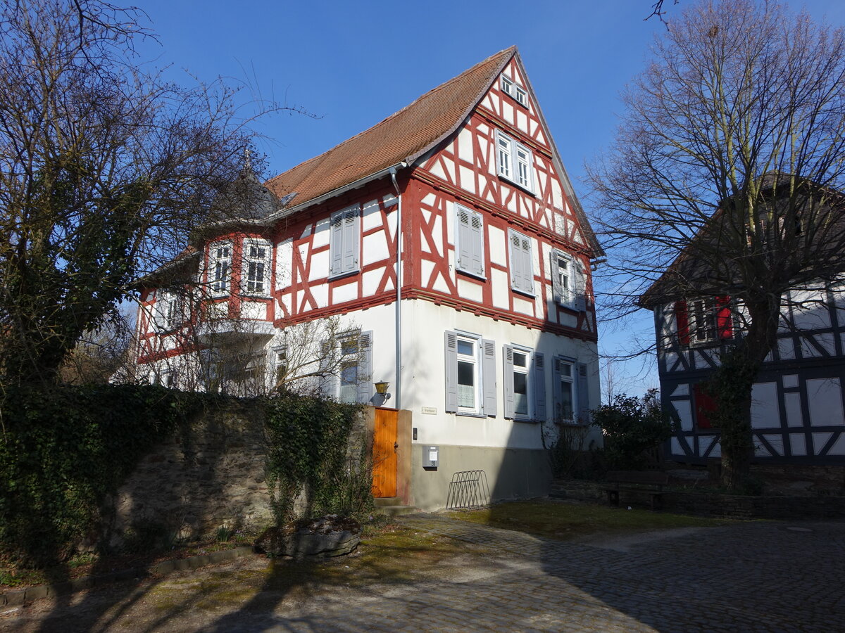 Hoch-Weisel, historisches Pfarrhaus in der Kirchgasse (12.03.2022)