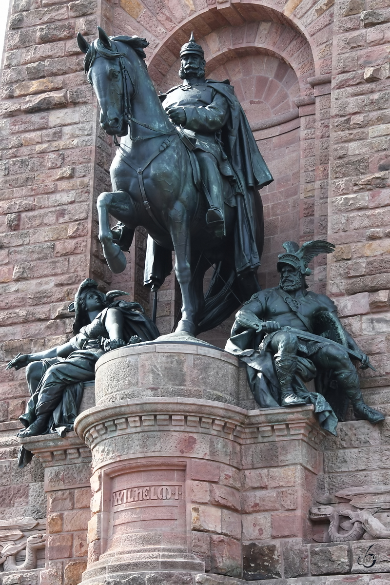 Hoch zu Ross Kaiser Wilhelm I., links daneben eine Frau als Verkrperung der deutschen Geschichte, rechts ein flgelbehelmter Germane. (Kyffhuserdenkmal Bad Frankenhausen, September 2018)