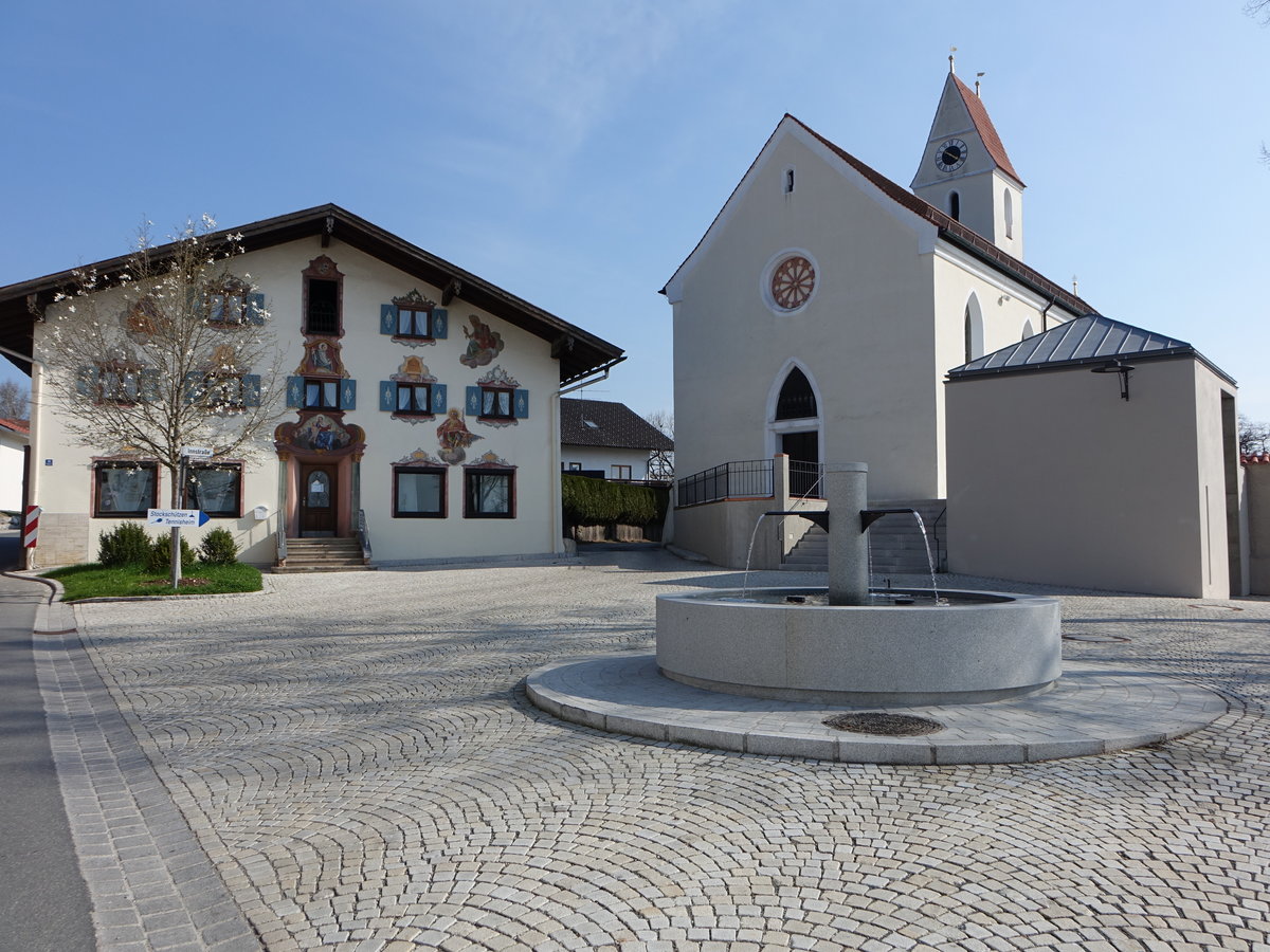 Hochsttt, St. Vitus Kirche und Pfarrhaus an der Innstrae, die Kirche ist ein sptgotischer Saalbau mit leicht eingezogenem Chor und nrdlichem Sattelturm, 2. Hlfte 15. Jahrhundert, Regotisierung nach 1850 (02.04.2017)