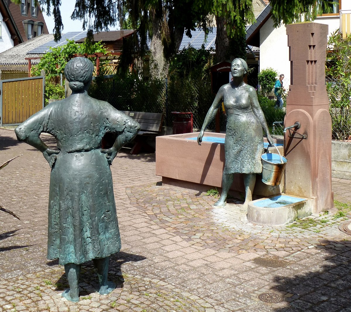 Hochstetten, der Dorfbrunnen im Ortszentrum, Juni 2017