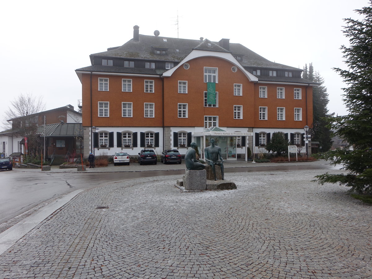 Hchenschwand, Skulpturen vor der Kurklinik St. Georg in der St. Georg Strae (31.12.2018)