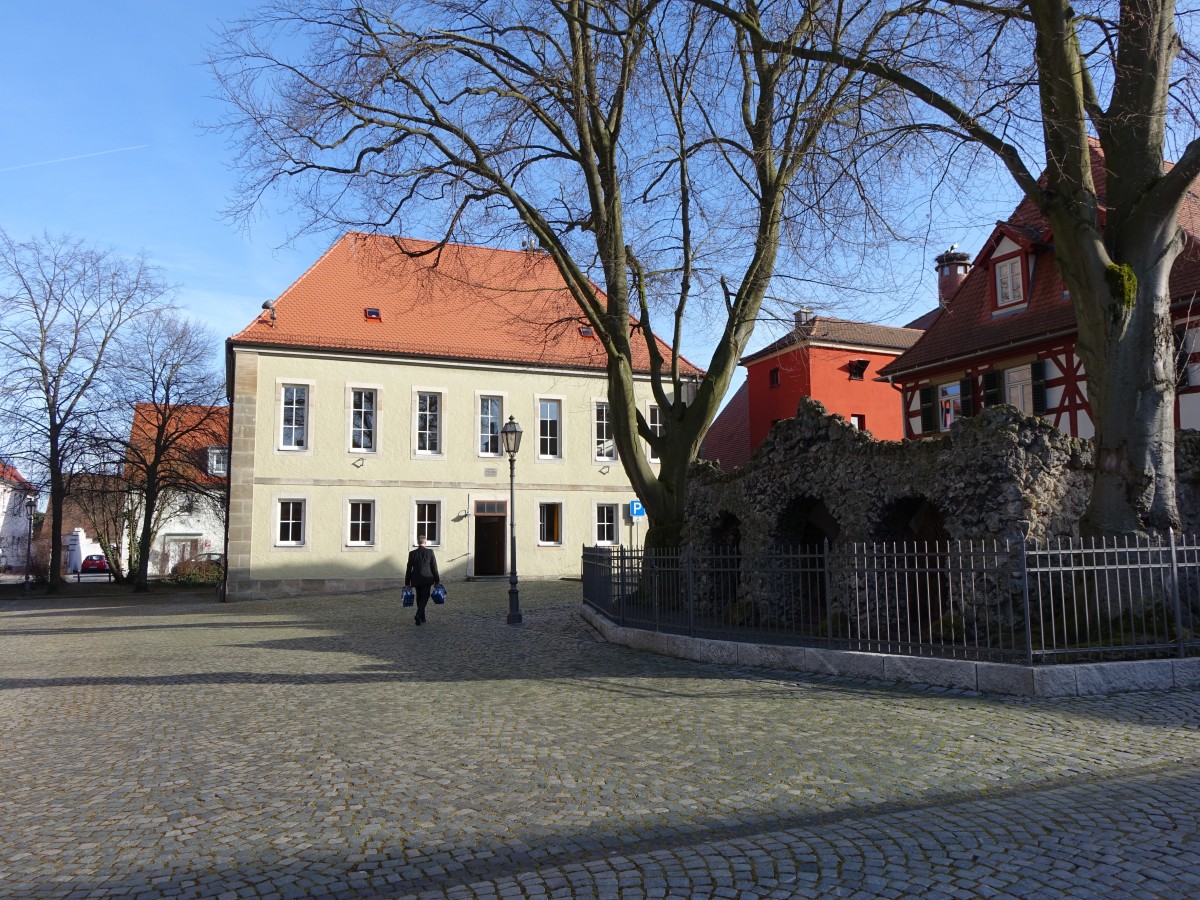 Hchstadt a. d. Aisch, Pfarrhaus mit lberganlage am Kirchplatz (08.03.2015)