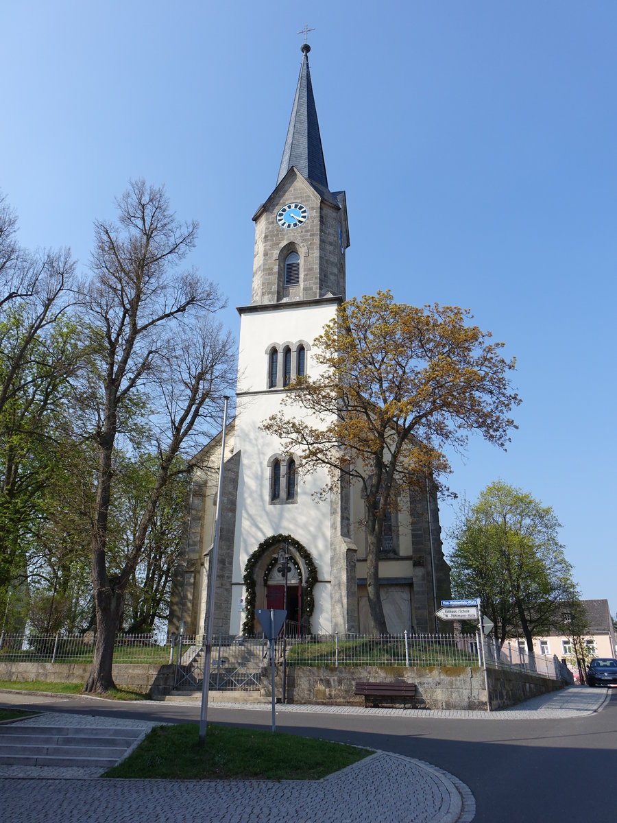 Hchstadt im Fichtelgebirge, Evangelisch-lutherische Pfarrkirche St. Peter und Paul, Saalbau, dreigeschossiger Fassadenturm mit Spitzhelm, eingezogener Chor mit 5/8-Schluss und Sakristeianbau, neugotisch, erbaut 1887 nach Plnen von Christian Winnerling (21.04.2018)