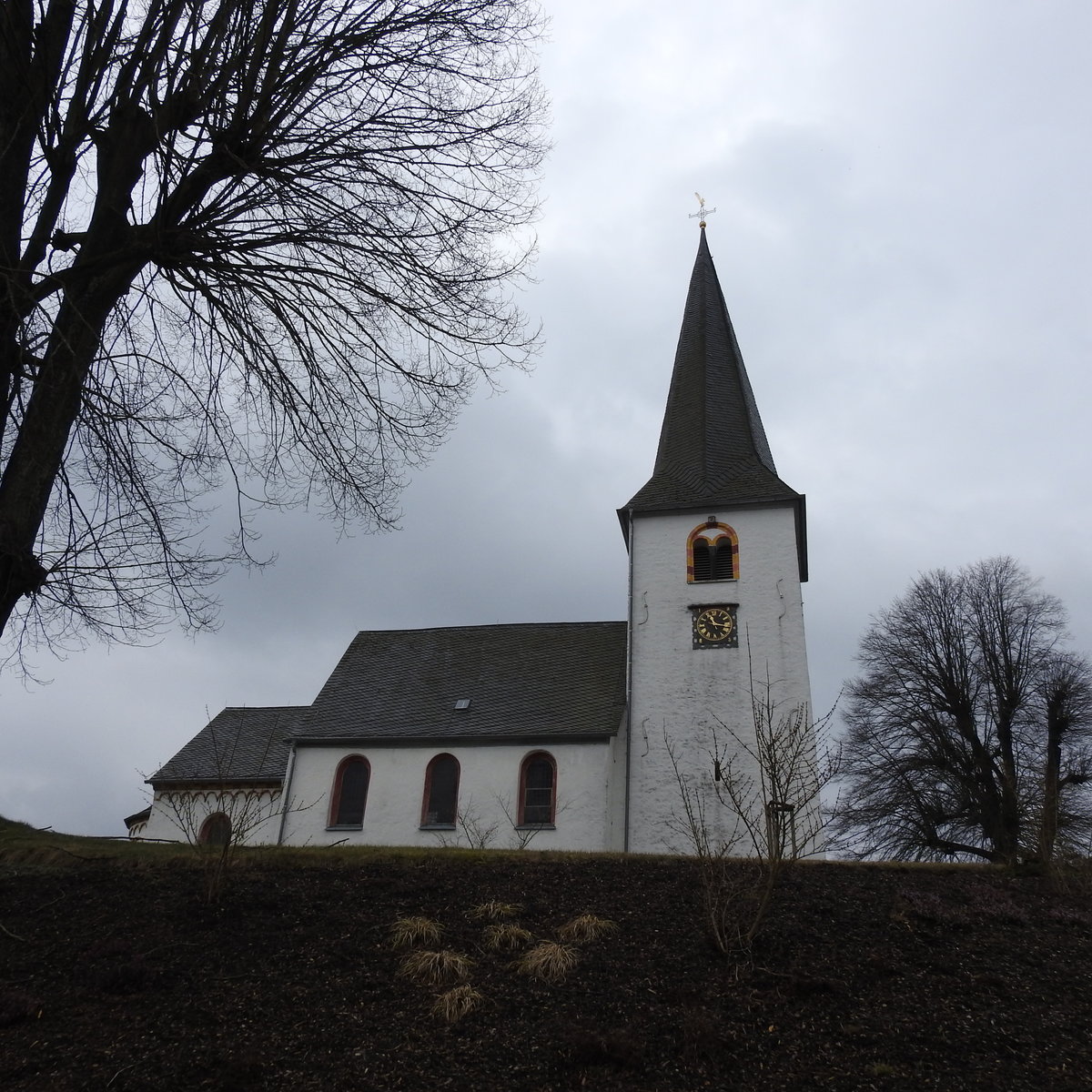 HCHSTENBACH/WW.-EV. DORFKIRCHE
Auf einer Anhhe mitten im Ort liegt zwischen der Aufgabelung der Bundesstrassen B8/B413 die Anfang
des 13. Jahrhunderts erbaute Kirche im romanischen bergangsstil mit wertvollen frhgotischen Fresken im
Innenraum....hier am 29.3.2018
Wie fast alle ev. Kirchen whrend der Woche verschlossen,kann man hier immerhin durch ein Sichtfenster
in der Eingangstr in den Innenraum schauen.....ein schnes Gotteshaus....