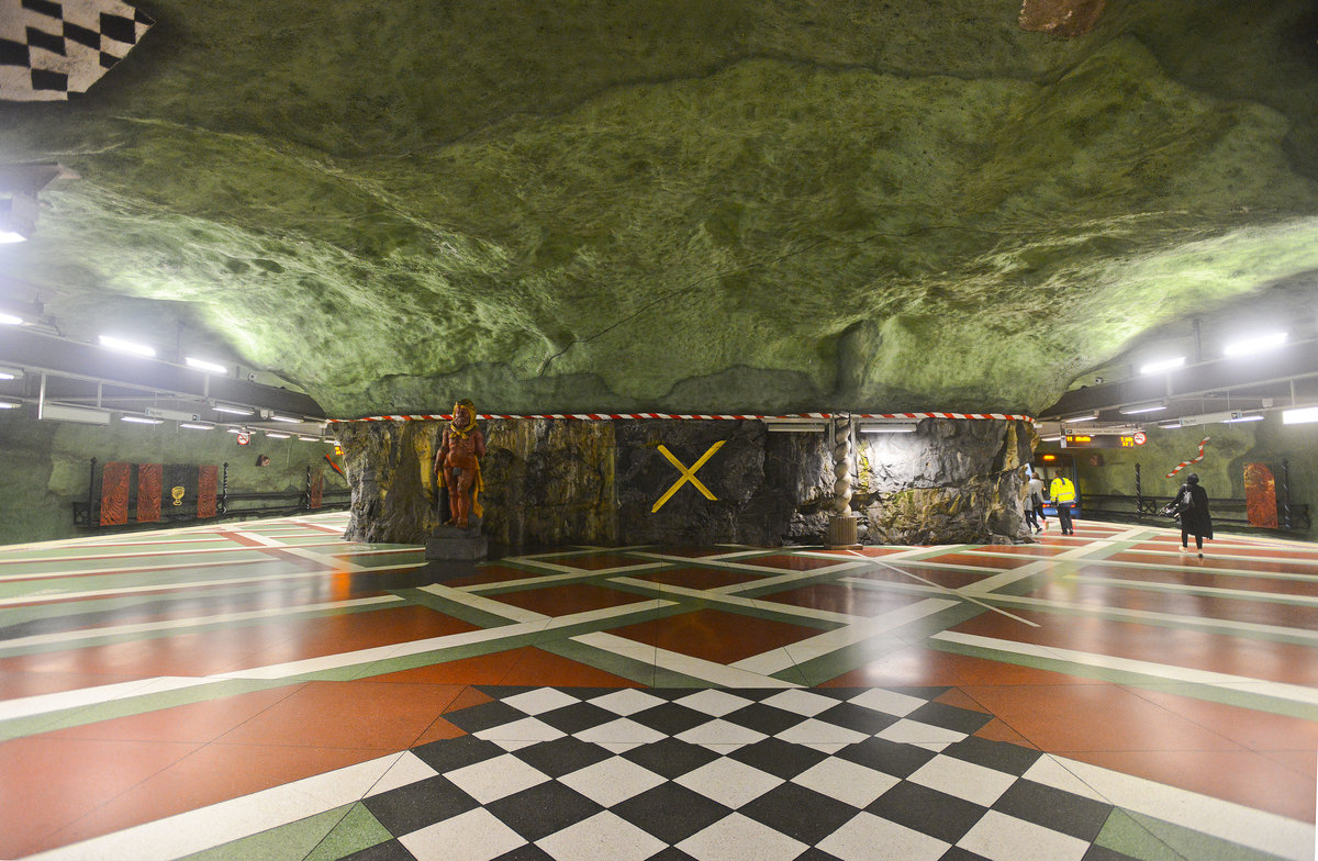 Hhepunkt der unterirdischen Kunstreise in der Stockholmer Tunnelbana bildet die blaue Linie von Kungstrdgrden nach Akalla und Hjulsta. Auf dieser Linie ist fast jede Haltestelle ein einziges Kunstwerk. Hier Kunst am U-Bahnhof Kungstrdgrden.
Aufnahme: 27. Juli 2017.