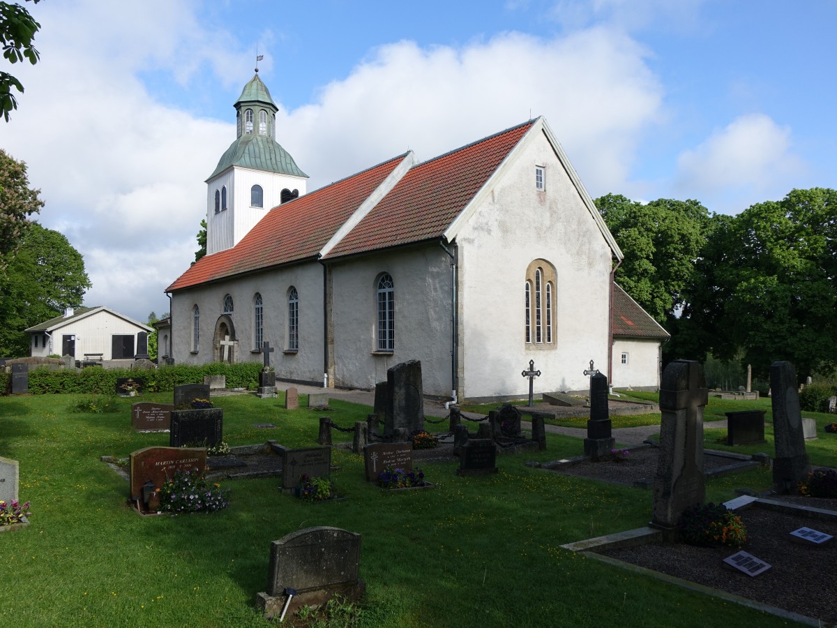 Hkerum bei Ulricehamn, Sdra Ving Kirche, erbaut im 12. Jahrhundert, Sdportal mit Sulen und Skulpturen (14.06.2015)
