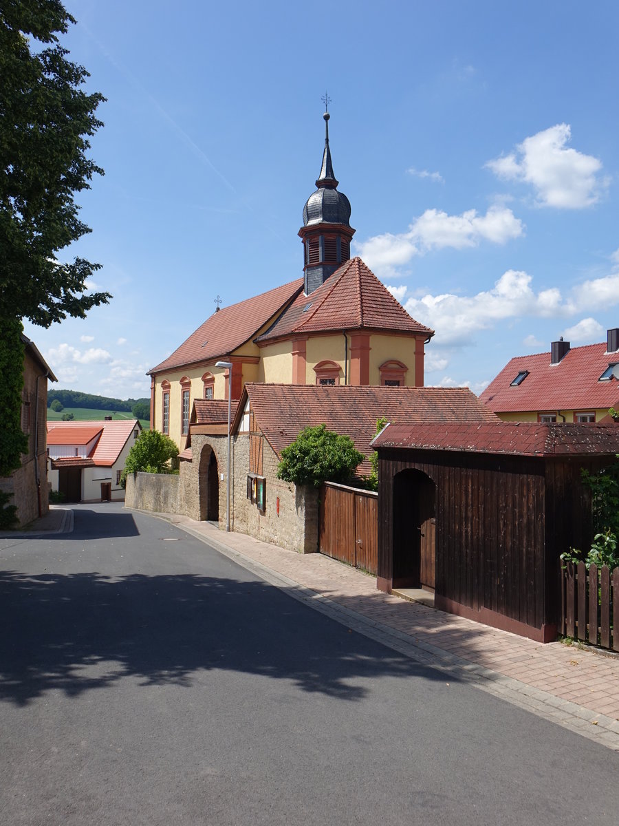 Hllrich, Ev. Kirche in der Bonnlnder Strae, Saalkirche mit eingezogenem Dreiseitchor, erbaut 1706 (26.05.2018)