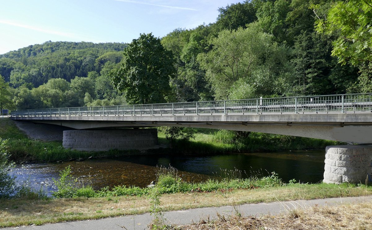 Hllstein, die B 317 berquert auf dieser Straenbrcke die Wiese, Juli 2020