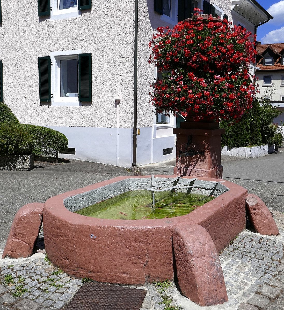Hllstein, der Dorfbrunnen an der Lindenstrae, Juli 2020
