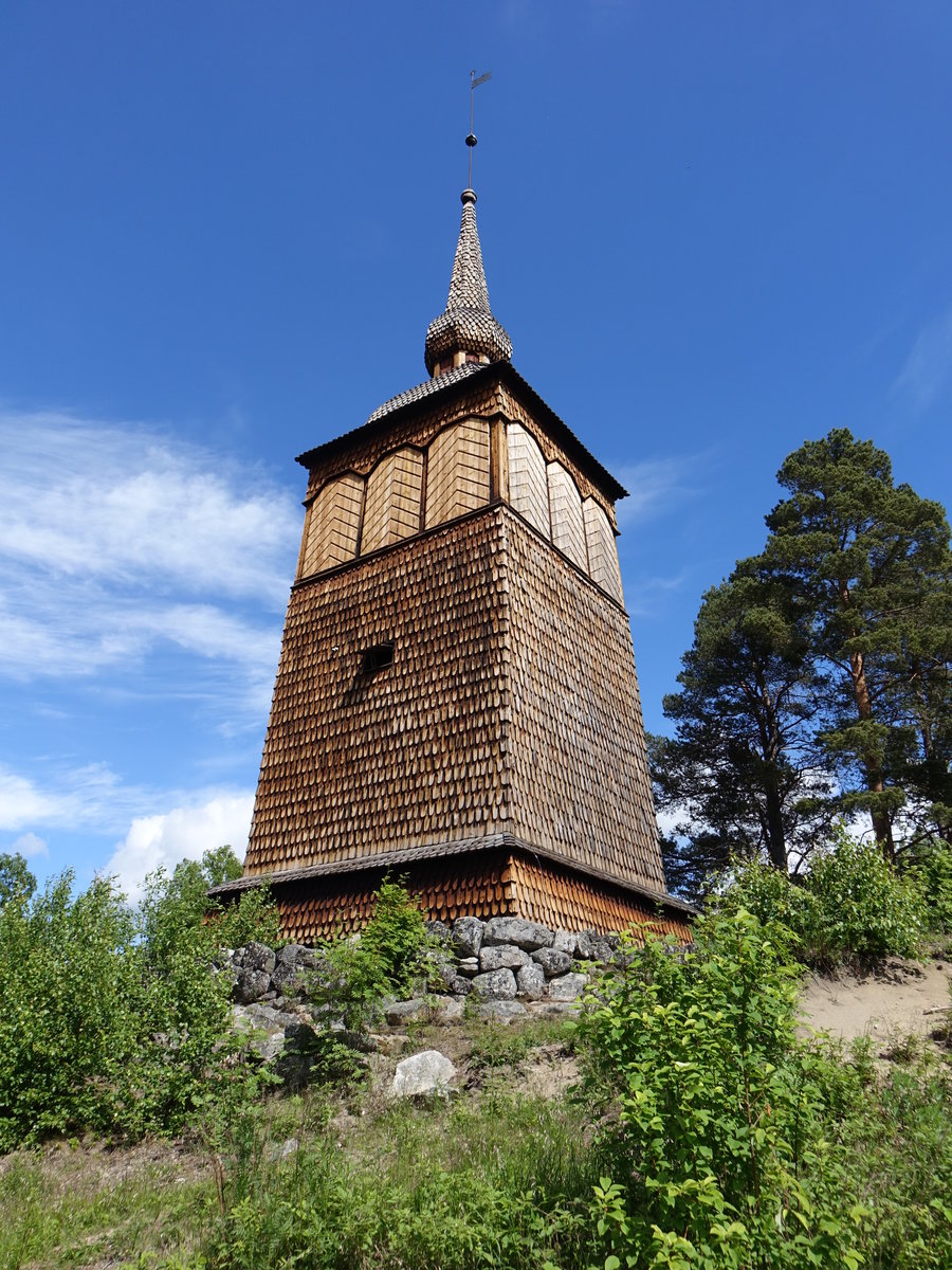 Hlzener Glockenturm von 1946 an der Ev. Kirche in Tuna (20.06.2017)