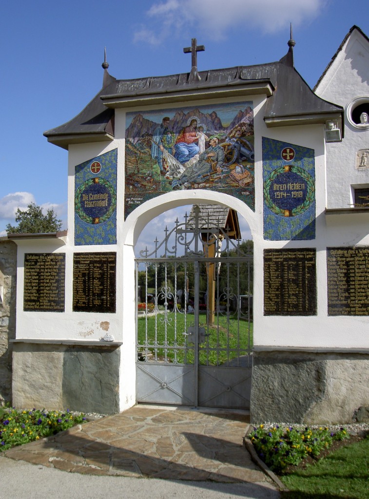 Hrzendorf, Friedhofsportal mit Mosaik von 1936, erschaffen von Josef Pfefferle (02.10.2013)