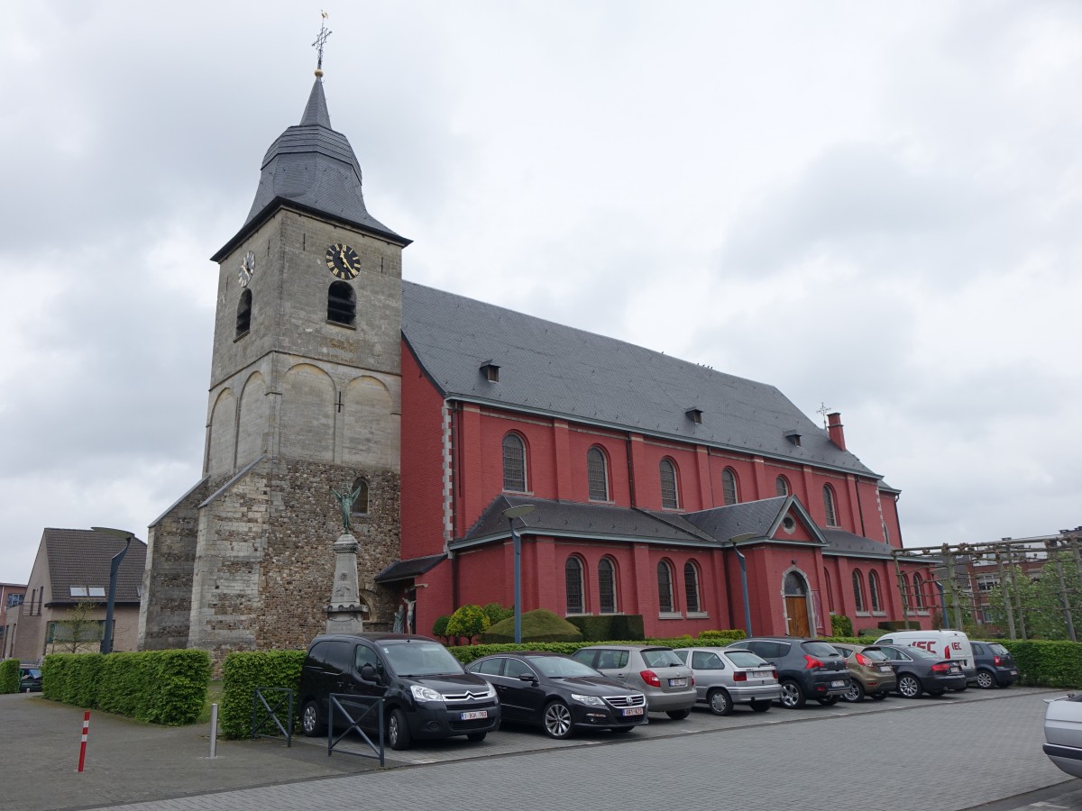 Hoeselt, Pfarrkirche St. Stephanus, Turmunterteil frhromanisch, beide oberen Teile erbaut ab 1250, Kirchenschiff von 1770, vergrert 1932 durch Jan M. Christians (25.04.2015)