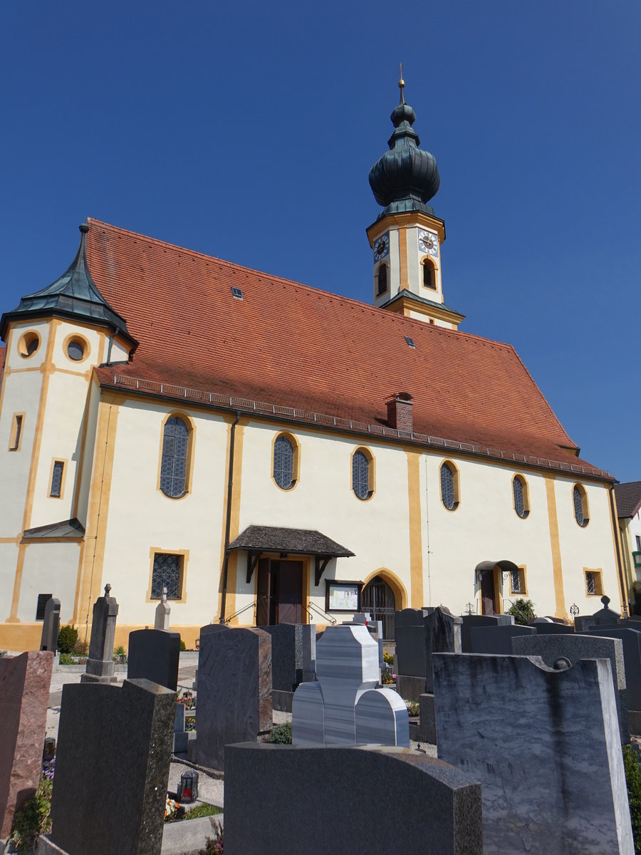 Hslwang, Pfarrkirche St. Nikolaus, Saalbau mit Satteldach, Nordturm mit Zwiebel, eingezogenem Chor und sdlichem doppelstckigen Anbau als Oratoriengang, sptgotisch, im Kern 15. Jahrhundert, barocker Ausbau 1734 durch Martin Pllner (02.04.2017)