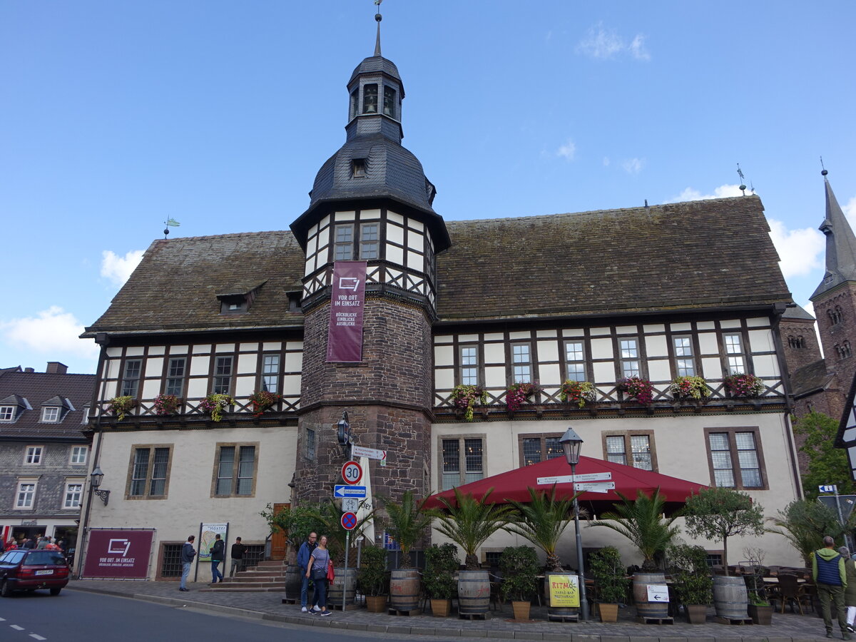 Hxter, historisches Rathaus in der Weserstrae, Rechteckbau aus verputztem Bruchstein mit Fachwerkobergeschoss, erbaut im 12. Jahrhundert, Ausbau von 1608 bis 1618 (30.09.2023)