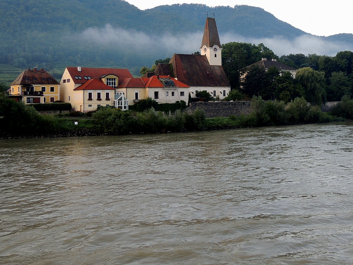 Hofarnsdorf in der Wachau, mit der Pfarrkirche zum Hl. Rupert, wird von einer morgendlichen Nebelfahne heimgesucht; 130830