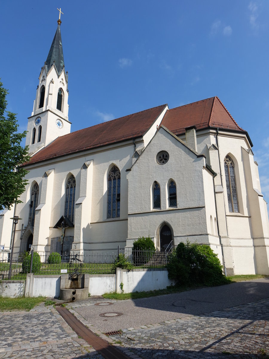 Hofdorf, neugotische kath. Expositurkirche St. Michael am Dorfplatz, Saalbau mit eingezogenem Chor und Westturm mit Spitzdach, erbaut von 1880 bis 1883 (02.06.2017)