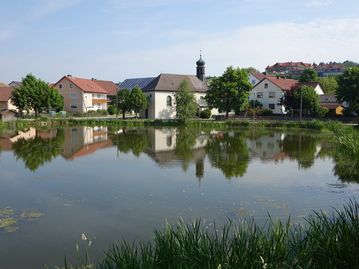 Hofenstetten, kath.  Expositurkirche St. Sebastian am Dorfweiher, erbaut 1728 (03.06.2017)