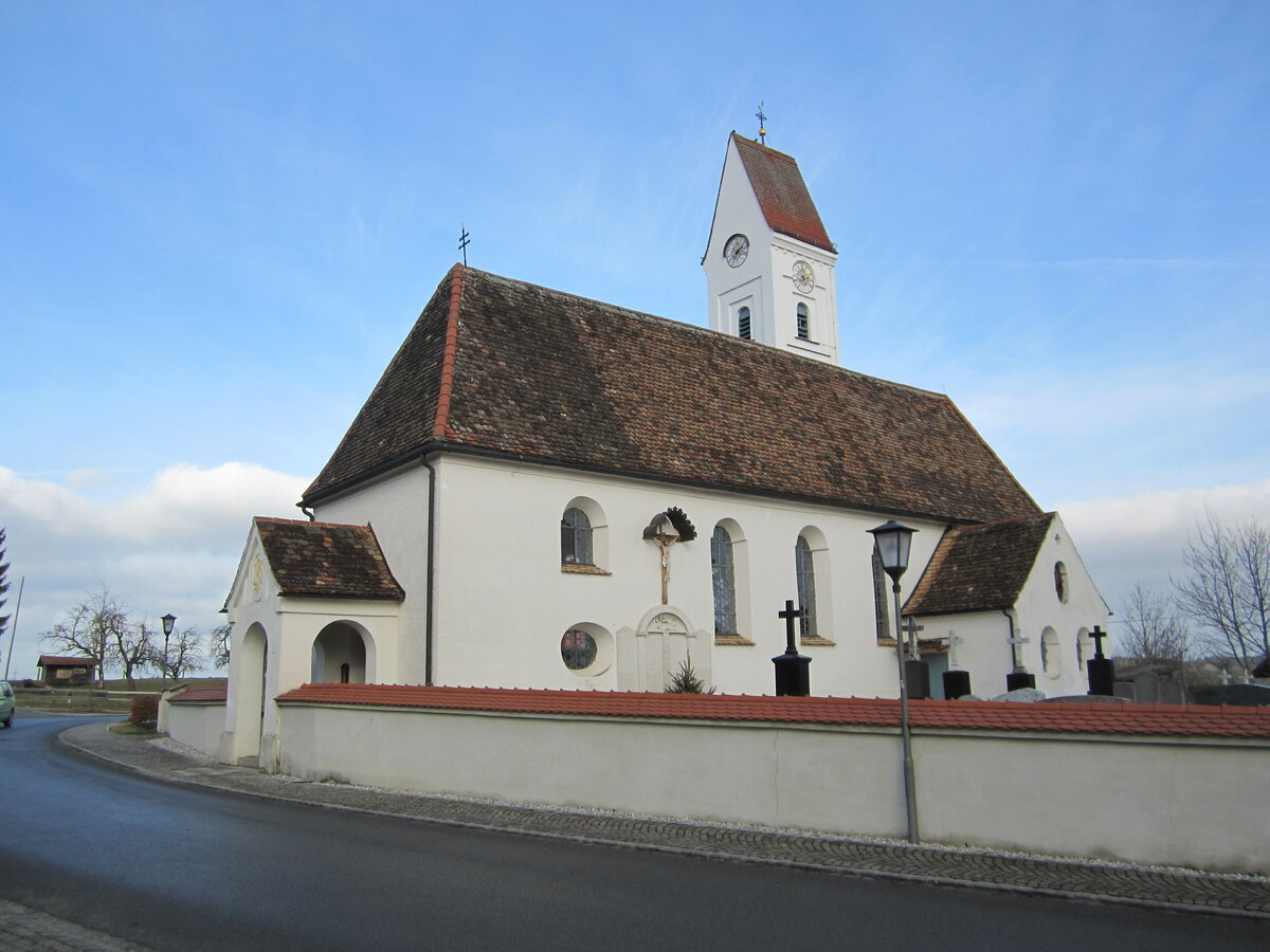 Hofheim, Pfarrkirche St. Johannes Evangelist, barockisierter sptgotischer Saalraum mit nrdlichem Sattelturm, erbaut 1484 (12.01.2014)