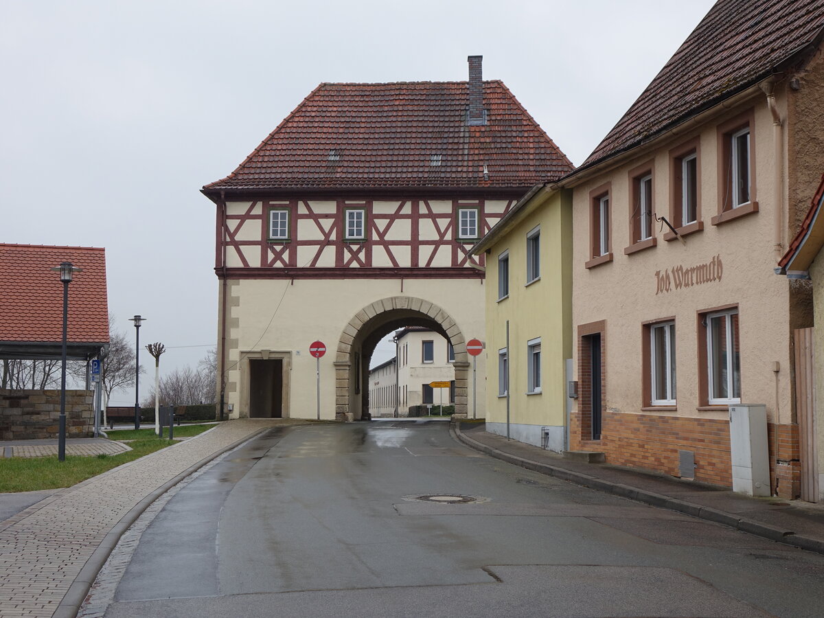 Hofheim, Unteres Tor in der Landgerichtsstrae, zweigeschossiges Torhaus mit Fachwerkobergeschoss und Walmdach, erbaut 1713 (25.03.2016)