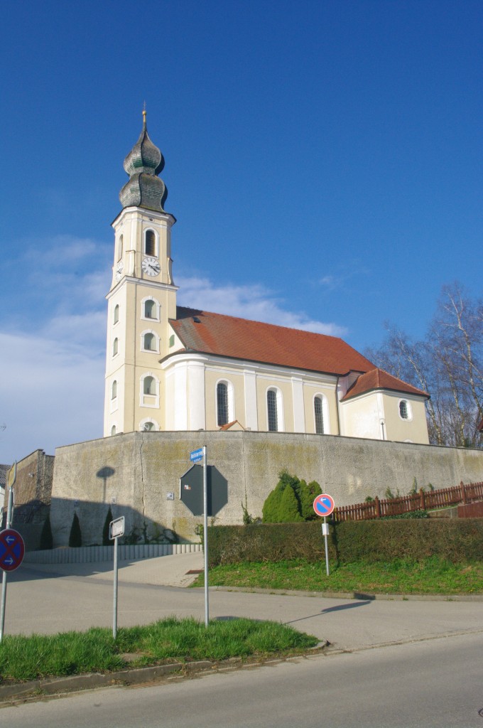 Hofstarring, St. Laurentius Kirche, barocke Saalkirche mit Spindelhelmturm, erbaut 1767 von Johann Baptist Lethner (25.03.2014)