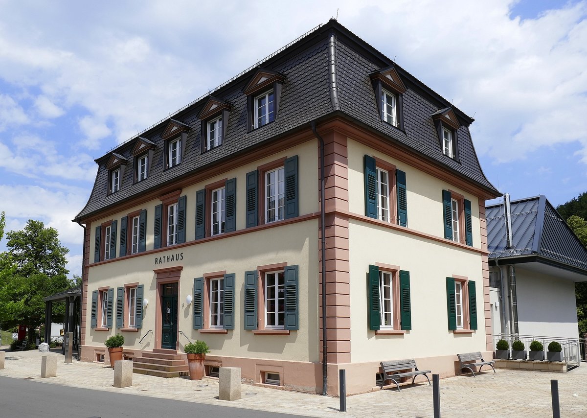 Hofstetten bei Haslach, das Rathaus der ca. 1900 Einwohner zhlenden Gemeinde im mittleren Schwarzwald, Juli 2020