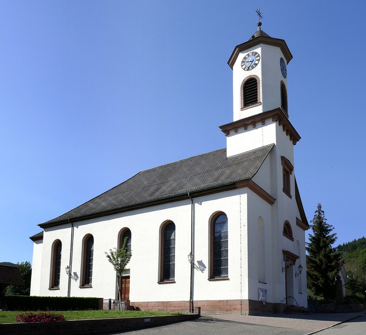 Hofstetten, die katholische Kirche St.Erhard, 1833-35 im Weinbrennerstil erbaut, Juli 2020