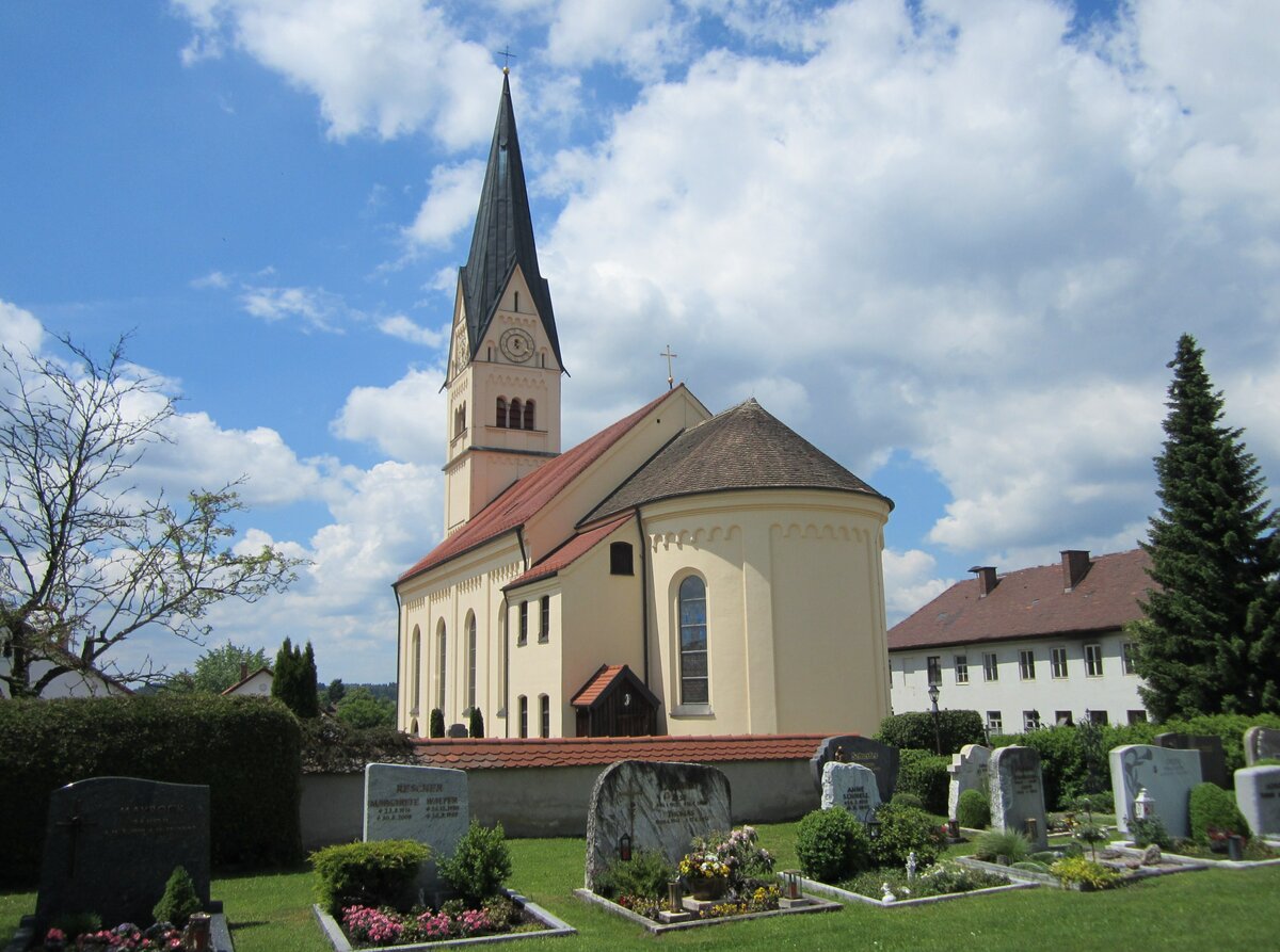 Hofstetten, Pfarrkirche St. Michael, Saalbau mit halbrundem eingezogenem Chor und Westturm in neuromanischen Formen, erbaut von 1847 bis 1848, Kirchturm erbaut 1905 (31.05.2014)