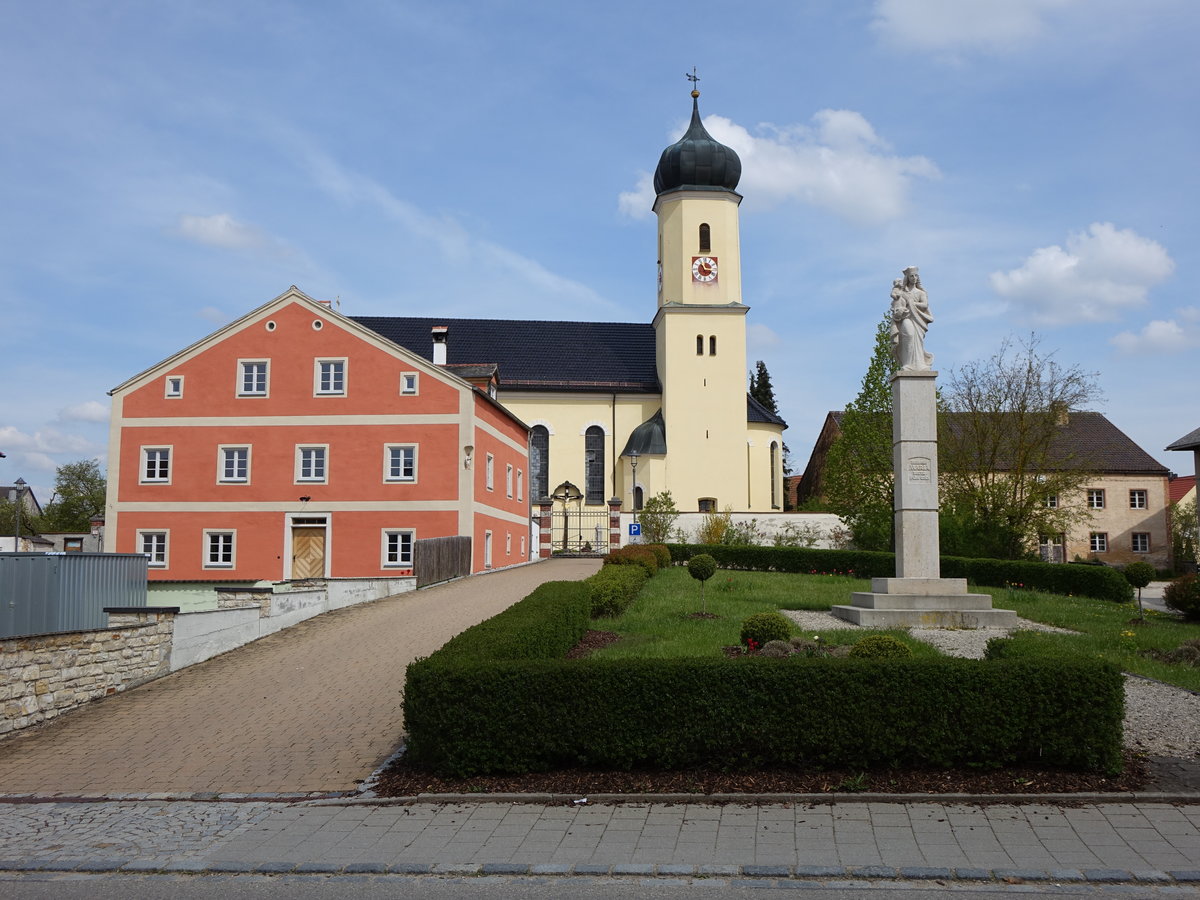 Hofstetten, St. Nikolaus Kirche und Pfarrhaus, Kirche barock erbaut 1710 durch Jakob Engel (01.05.2016)